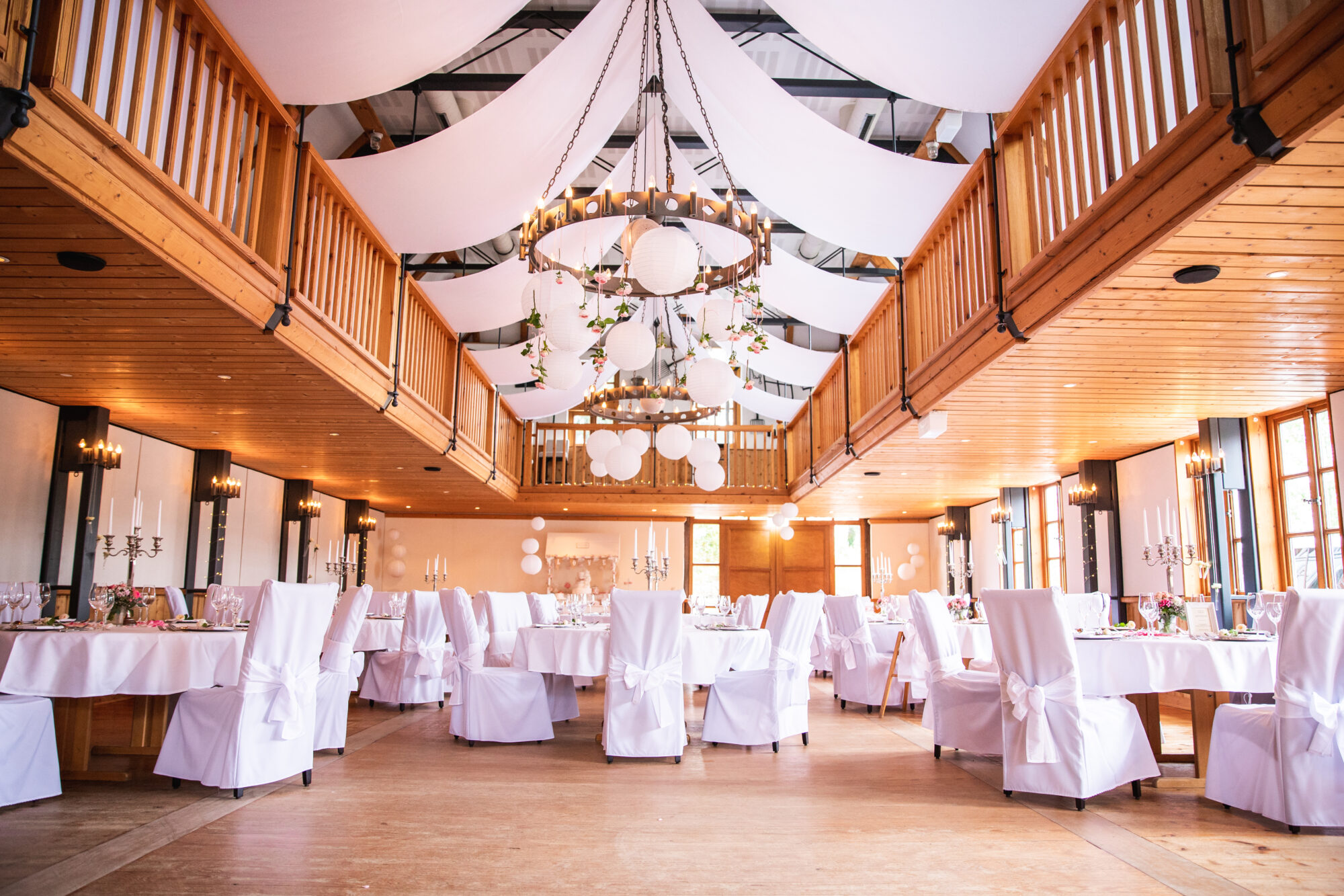 Die historische Festscheune im Heide Hotel Reinstorf in Niedersachsen ist eine traumhafte Hochzeitskulisse.