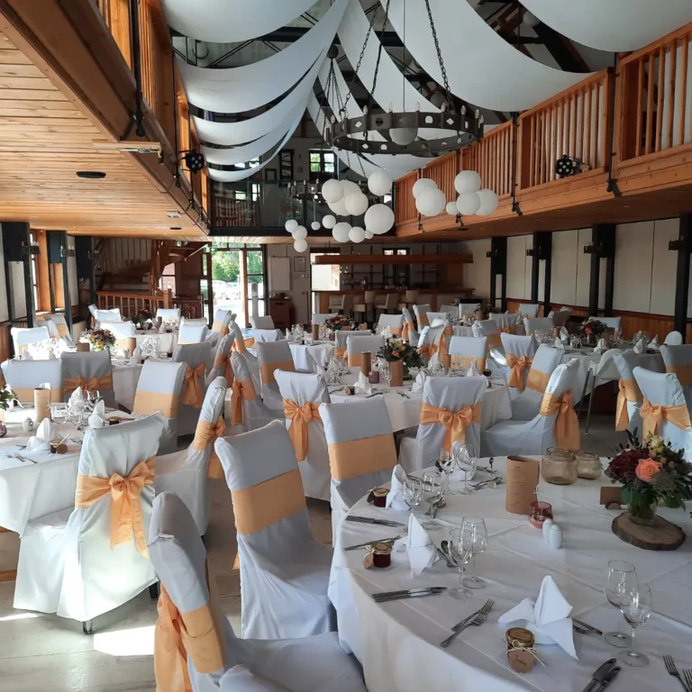 Hochzeiten, Geburtstage, Trauerfeiern, Firmenevents oder sonstige Feste – im Heide Hotel Reinstorf freuen wir uns, Ihre Feier für Sie ausrichten zu dürfen.
